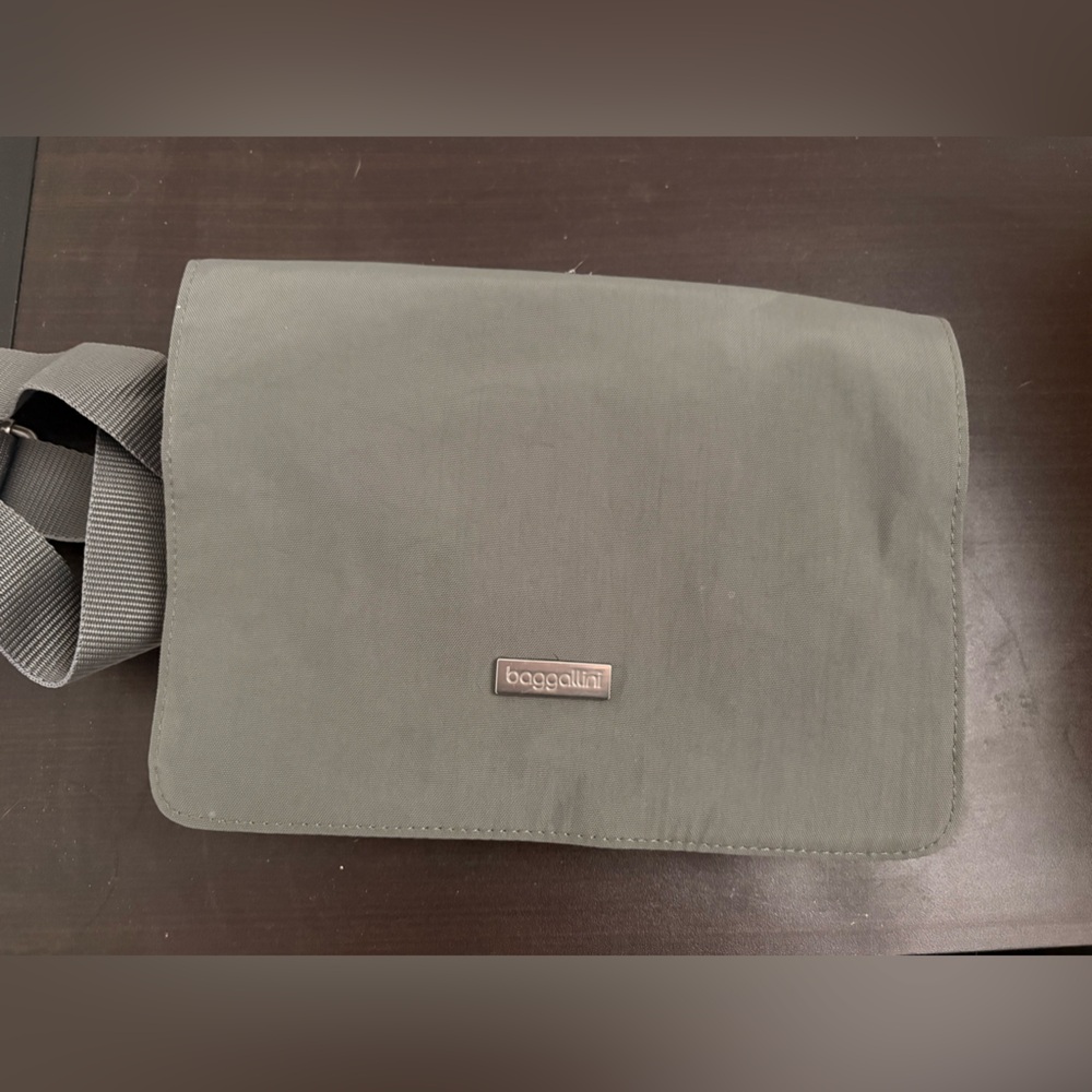 Baggallini Crossbody Bag – Gray with Yellow Interior